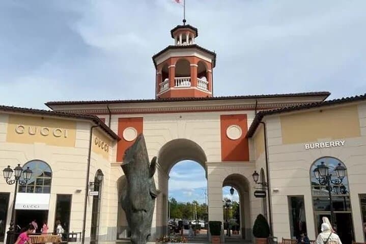 Outlet Serravalle o FoxTown Con Autista Privato Da Milano — photo 1 of 9