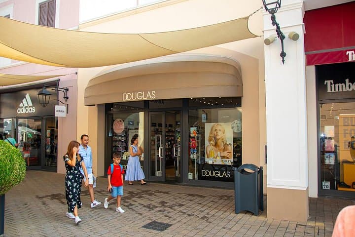 Private Shopping Tour from Catania Hotels to Sicilia Outlet — photo 1 of 7