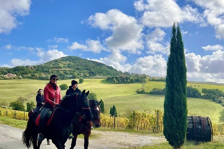 Horseback riding in Montepulciano Tuscany, lunch on the farm — photo 1 of 8