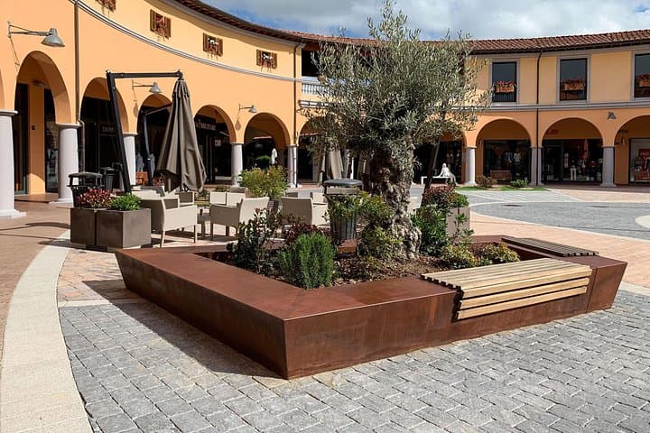 Private Shopping Tour from Florence hotels to Valdichiana Outlet — photo 1 of 7