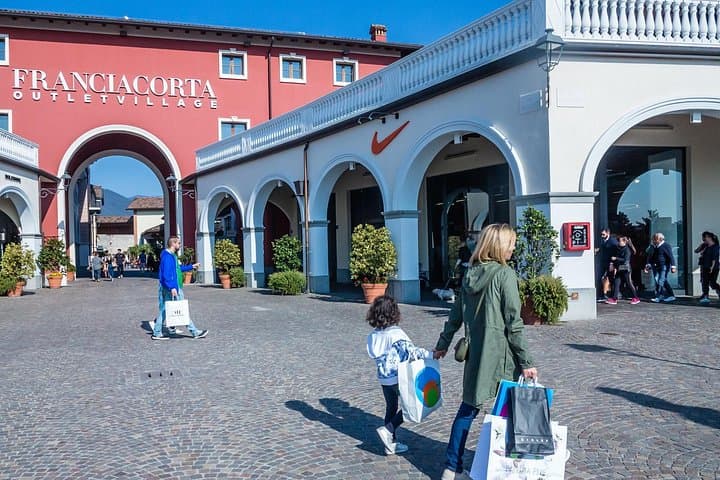 Private Shopping Tour from Verona Hotels to Franciacorta Outlet — photo 1 of 7