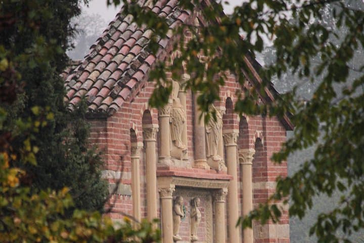 Artistic nativity scene and Romanesque art — photo 1 of 7