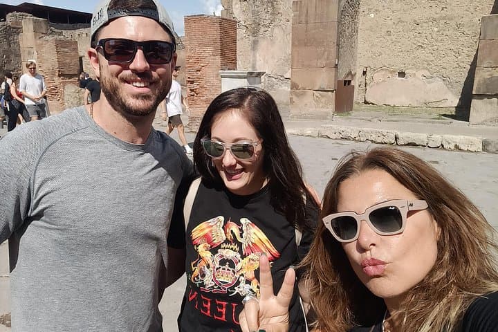 Naples to Pompeii or Herculaneum guided tour and Back — photo 1 of 10