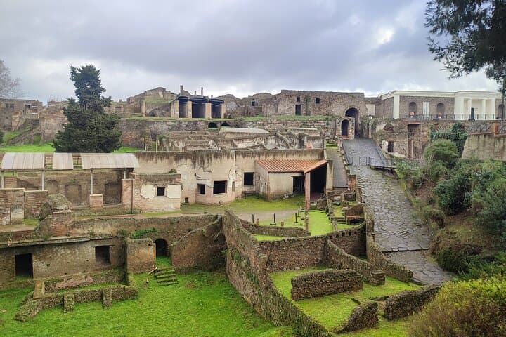 Pompeii Tour with experienced guide — photo 1 of 8