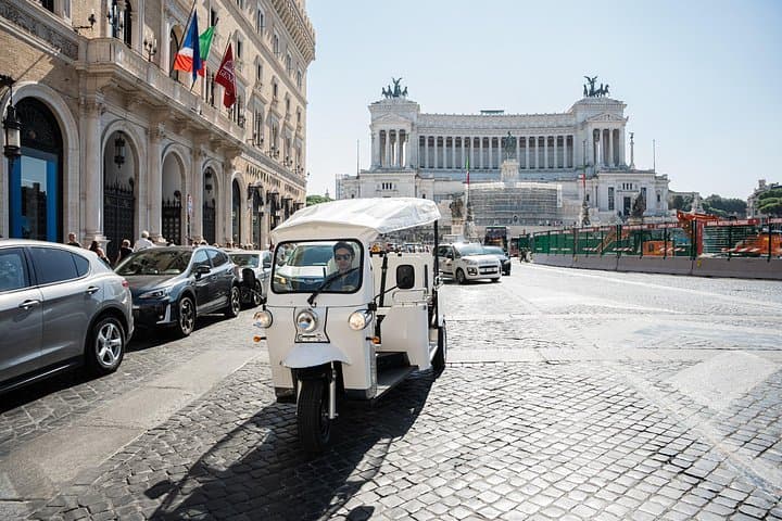 Rome 2h Tuk-tuk Tour with Prosecco & Hidden Gems — photo 1 of 6