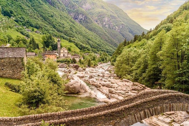 Valle Verzasca: Ascona 007 Dam & Crystal Waters Swimming — photo 1 of 14