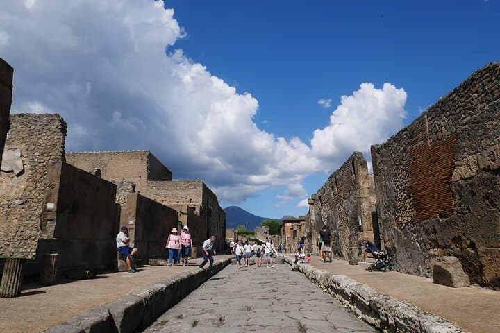 From Naples: Pompeii, Mt.Vesuvius, and Wine Tasting – Deluxe Tour — photo 1 of 9