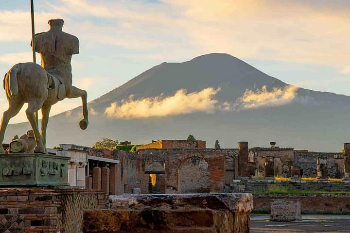 Unraveling Pompeii & Vesuvius: A Journey into the Past + Ebook — photo 1 of 25