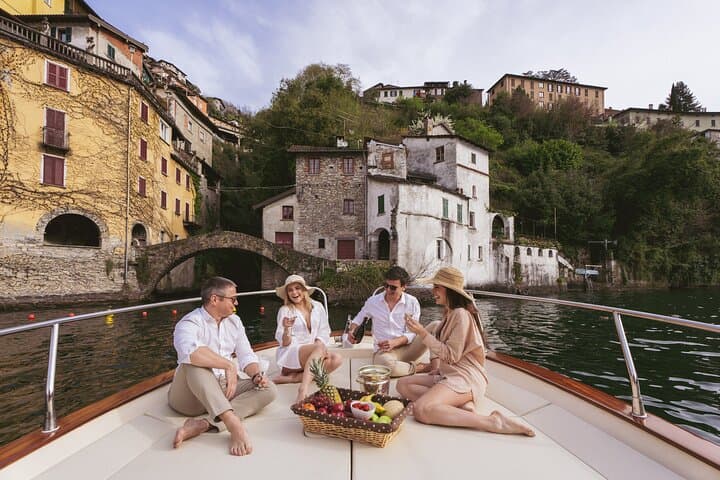 Private Boat Tour on Italian Gozzo on Lake Como — photo 1 of 24
