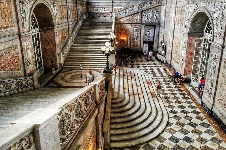 Private Guided Tour in Naples Royal Palace and Monumental Area — photo 1 of 9