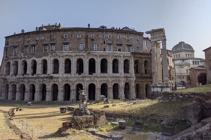 Free Urban Trekking with an Archaeologist — photo 1 of 9