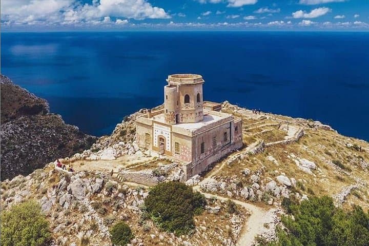 Aperitivo on Monte Gallo with a Hermit — photo 1 of 6