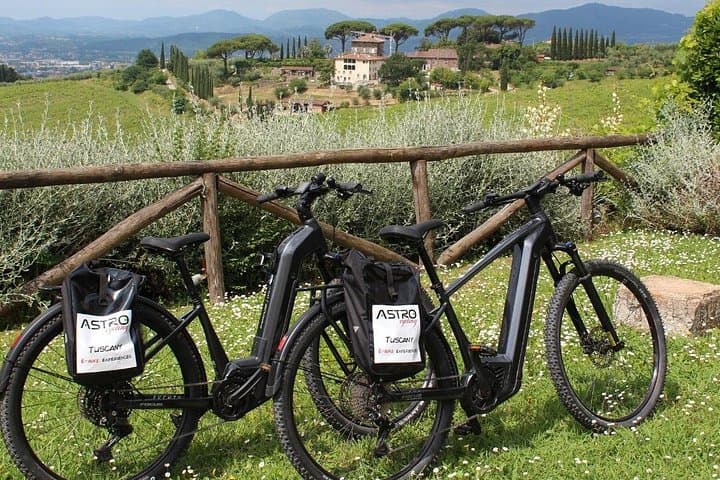 LUCCA E-BIKE -the cycle path and the rinassance villas — photo 1 of 6