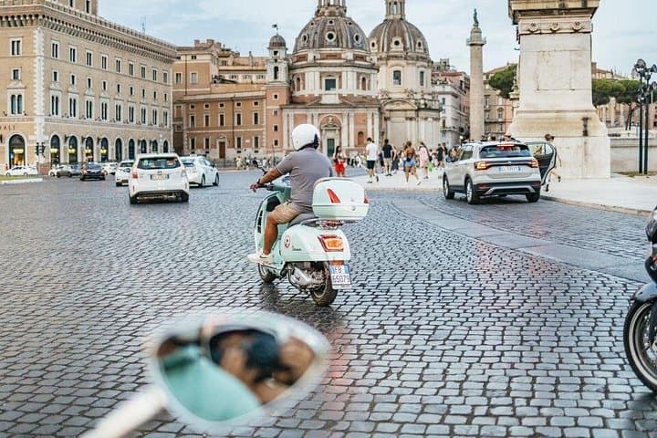 Rome Vespa 125cc Daily Rental — photo 1 of 9