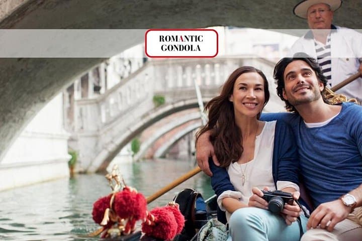 Fall in Love: Private Romantic Gondola Ride on the Grand Canal — photo 1 of 10