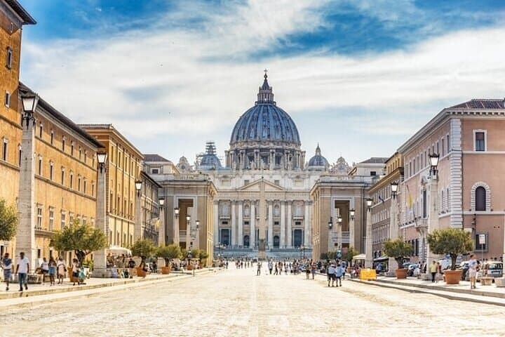 St. Peter Basilica Guided Tour with Italian Lunch — photo 1 of 6