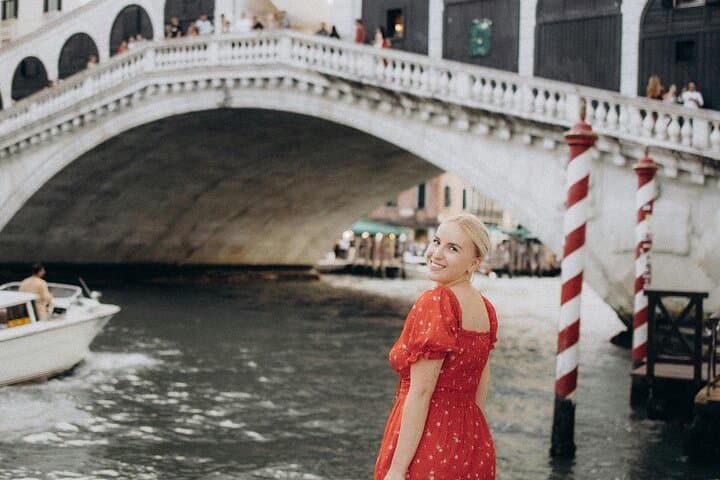 Timeless Romance Professional Photoshoot at Rialto Bridge — photo 1 of 6