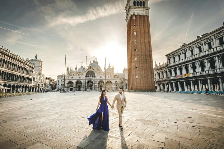 Iconic Elegance: Professional Photoshoot at St. Mark's Square — photo 1 of 5