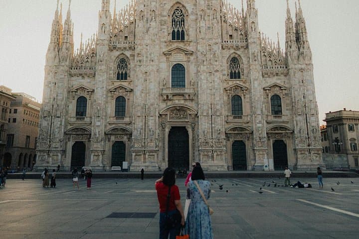 Majestic Milan: Professional Photoshoot at the Iconic Duomo — photo 1 of 9