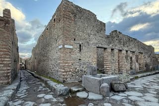 Private Transfer to Sorrento from Naples with Stop 2H in Pompeii