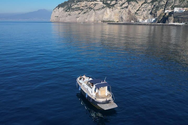 Capri Tour Unforgettable day on a boat in Capri — photo 1 of 8