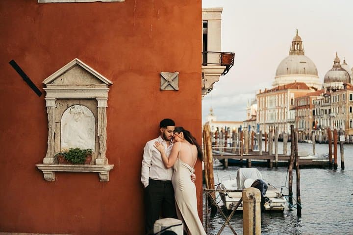 Exclusive Photoshoot in the Hidden Corners of Venice — photo 1 of 11
