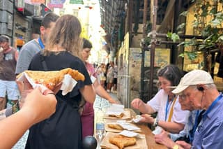 Naples's Food Tour with Authentic Local Tastings and Sightseeing