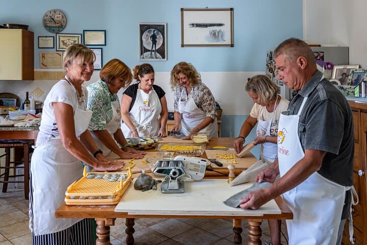 Traditional 4 Roman Pasta Class at Local Home near Villa Pamphilj — photo 1 of 9