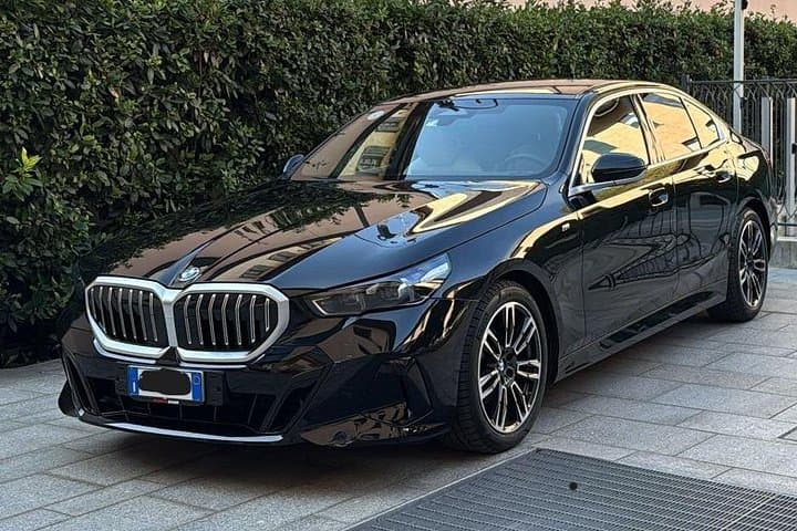 Transfer from Milan to Orio al Serio Airport Sedan car — photo 1 of 4