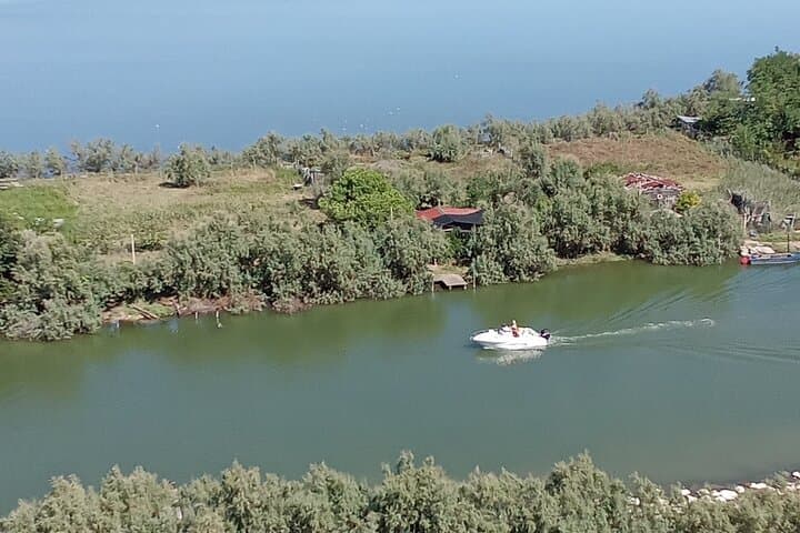 Tour of the hidden lagoon of Burano on a local Boat — photo 1 of 5