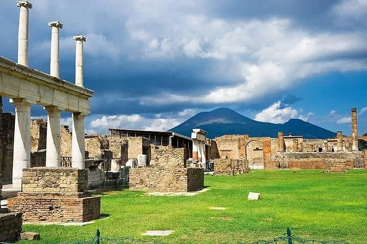 Pompeii Half day by minibus — photo 1 of 4