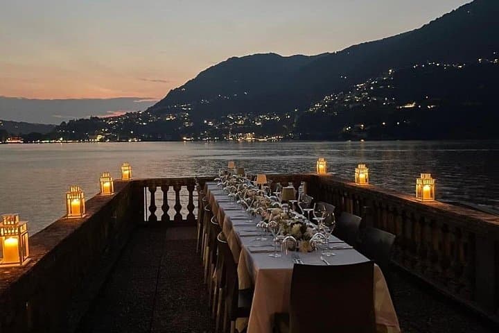 Dinner Tour on a Private Luxury Boat — photo 1 of 11