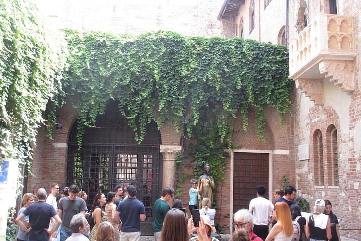 Verona Self-guided Walking Tour and Scavenger Hunt — photo 1 of 12