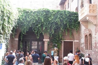 Verona Self-guided Walking Tour and Scavenger Hunt