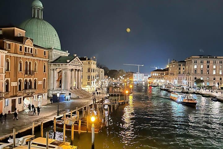 Guided Walking Tour in Venice by Night Crowd — photo 1 of 6