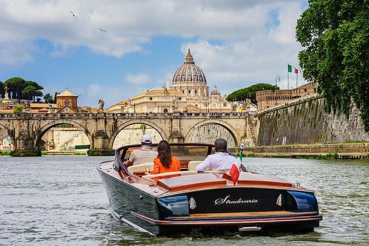 Private Photoshoot on an Italian Boat in Rome — photo 1 of 6