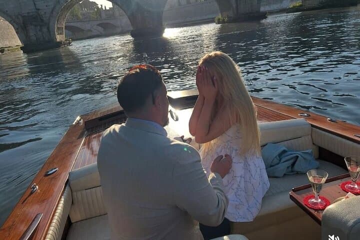 Proposal on a Private Boat on the River of Rome — photo 1 of 12
