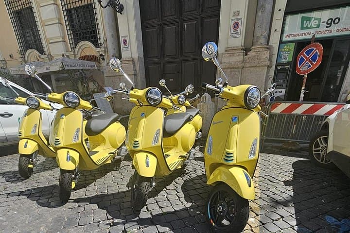 Rent a Scooter Vespa in Rome - DAILY — photo 1 of 9