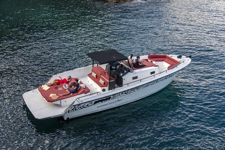 Private boat tour of the Island of Capri, Caves, Faraglioni — photo 1 of 25