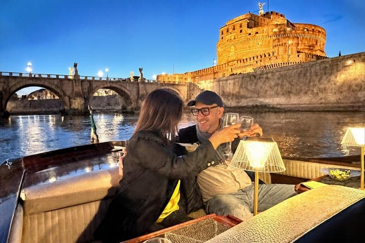 Private Romantic Dinner Cruise for Two on a Boat in Rome — photo 1 of 12