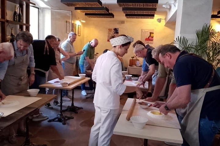 Learn how to make pasta and enjoy lunch in the heart of Bologna — photo 1 of 6