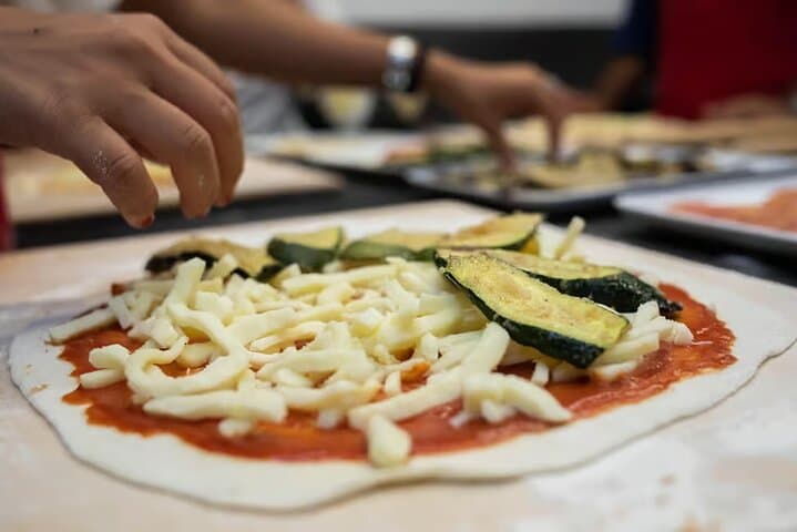 Traditional Roman Pizza Making Class with Wine — photo 1 of 5