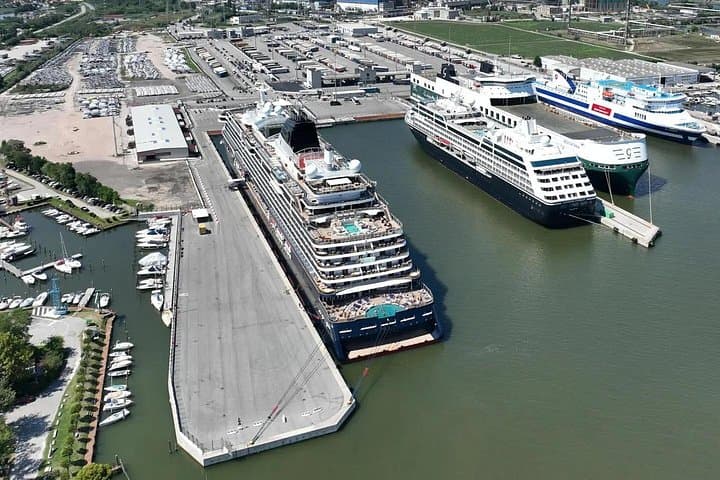Transfer from Venice to Fusina Cruise Terminal — photo 1 of 8