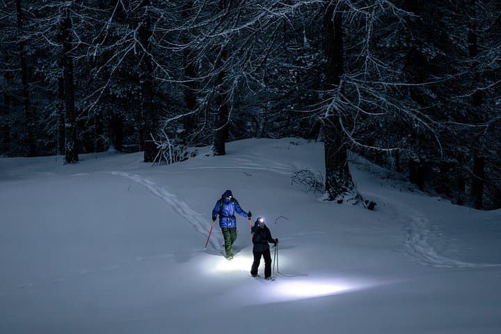 Night snowshoeing in Thures with typical dinner in a mountain hut — photo 1 of 8