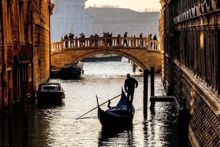 Venice: 1-Hour VIP Private Gondola Ride with Champagne & Photos — photo 1 of 8