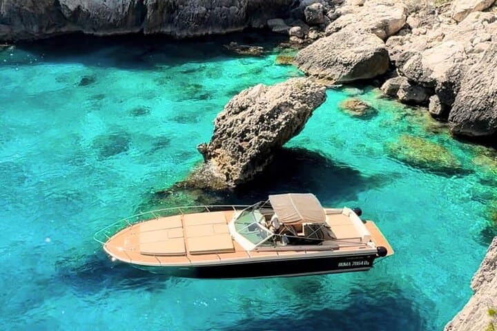 Capri, Private Tour by Luxury Yacht — photo 1 of 11