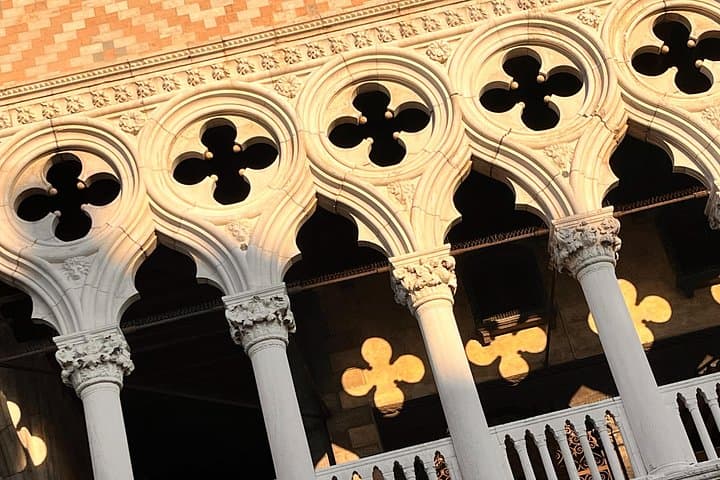 Discover Venetian magic: a relaxed walk and a local drink — photo 1 of 11