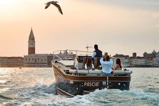 Luxury Boat Tour to Murano & Burano with Private Local Guide (6h)