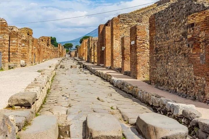Sorrento Private Minibus Tour to Pompeii and Mount Vesuvius — photo 1 of 7