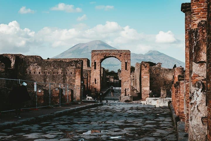 Premium Private Tour of Pompeii and Vesuvius with Mercedes — photo 1 of 8